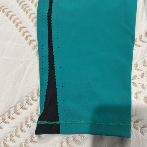 Lululemon Smooth Stride Crop Leggings - Picture 4 of 12